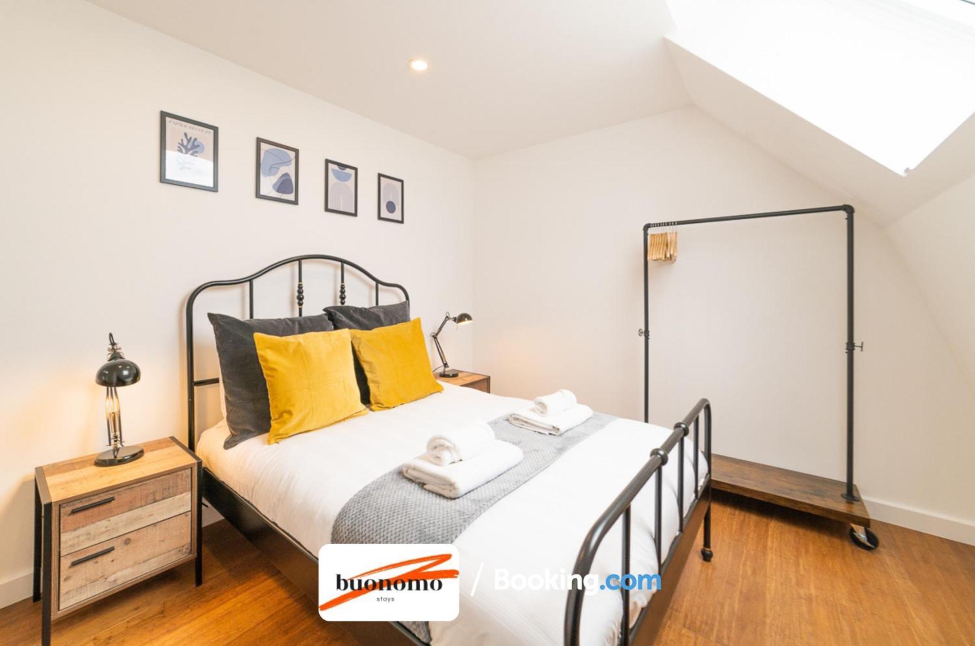 לונדון Two Bedroom Apartment At Buonomo Stays Short Lets & Serviced Accommodation מראה חיצוני תמונה
