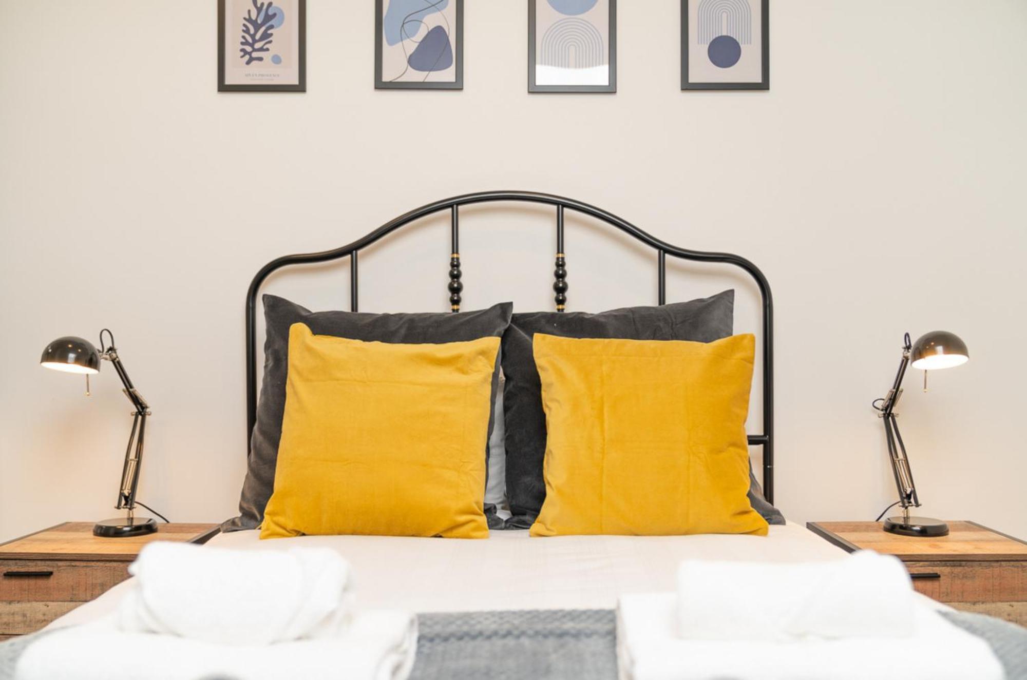 לונדון Two Bedroom Apartment At Buonomo Stays Short Lets & Serviced Accommodation מראה חיצוני תמונה