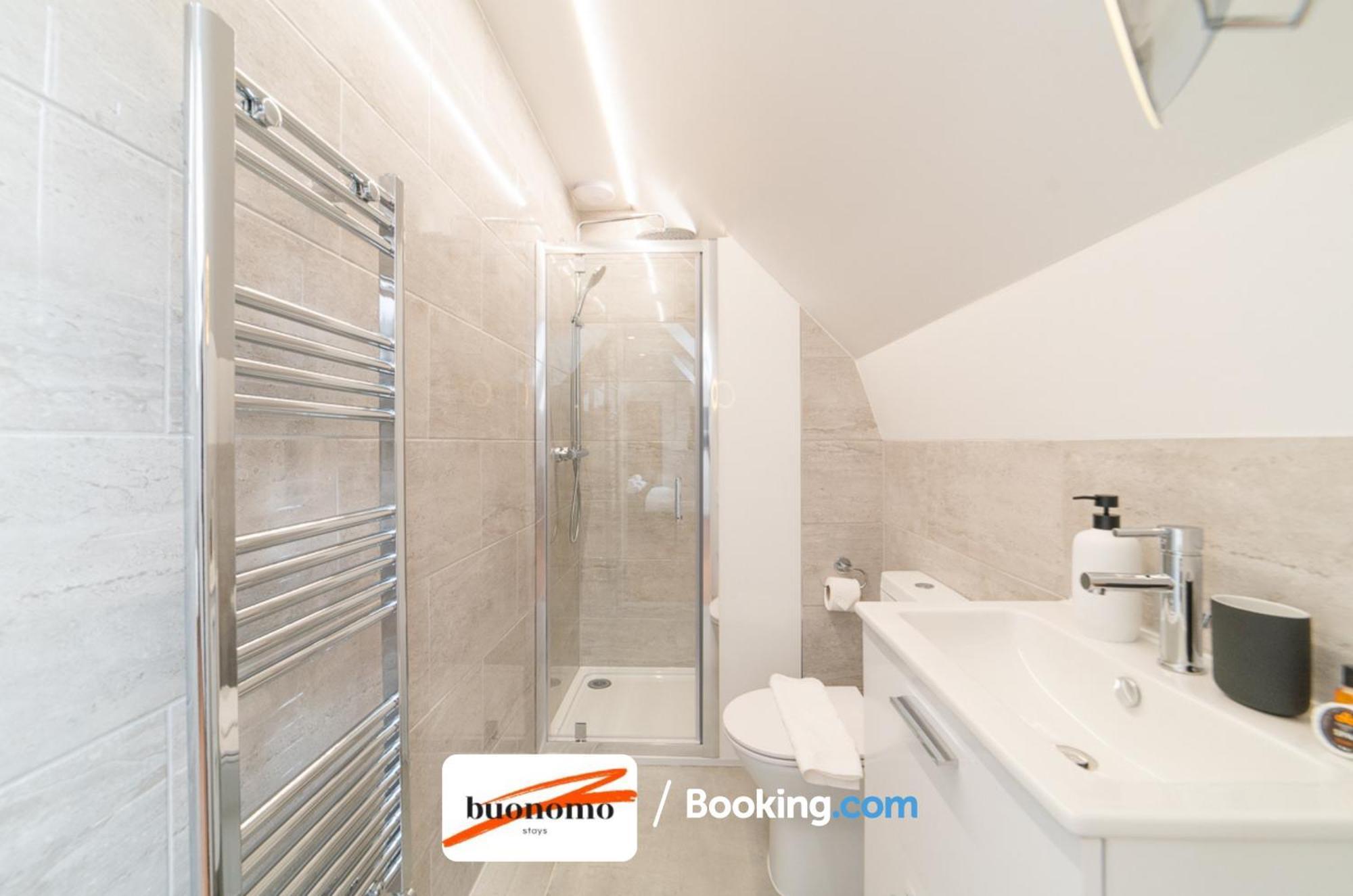 לונדון Two Bedroom Apartment At Buonomo Stays Short Lets & Serviced Accommodation מראה חיצוני תמונה