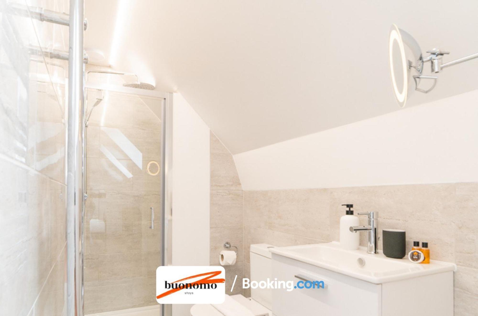 לונדון Two Bedroom Apartment At Buonomo Stays Short Lets & Serviced Accommodation מראה חיצוני תמונה