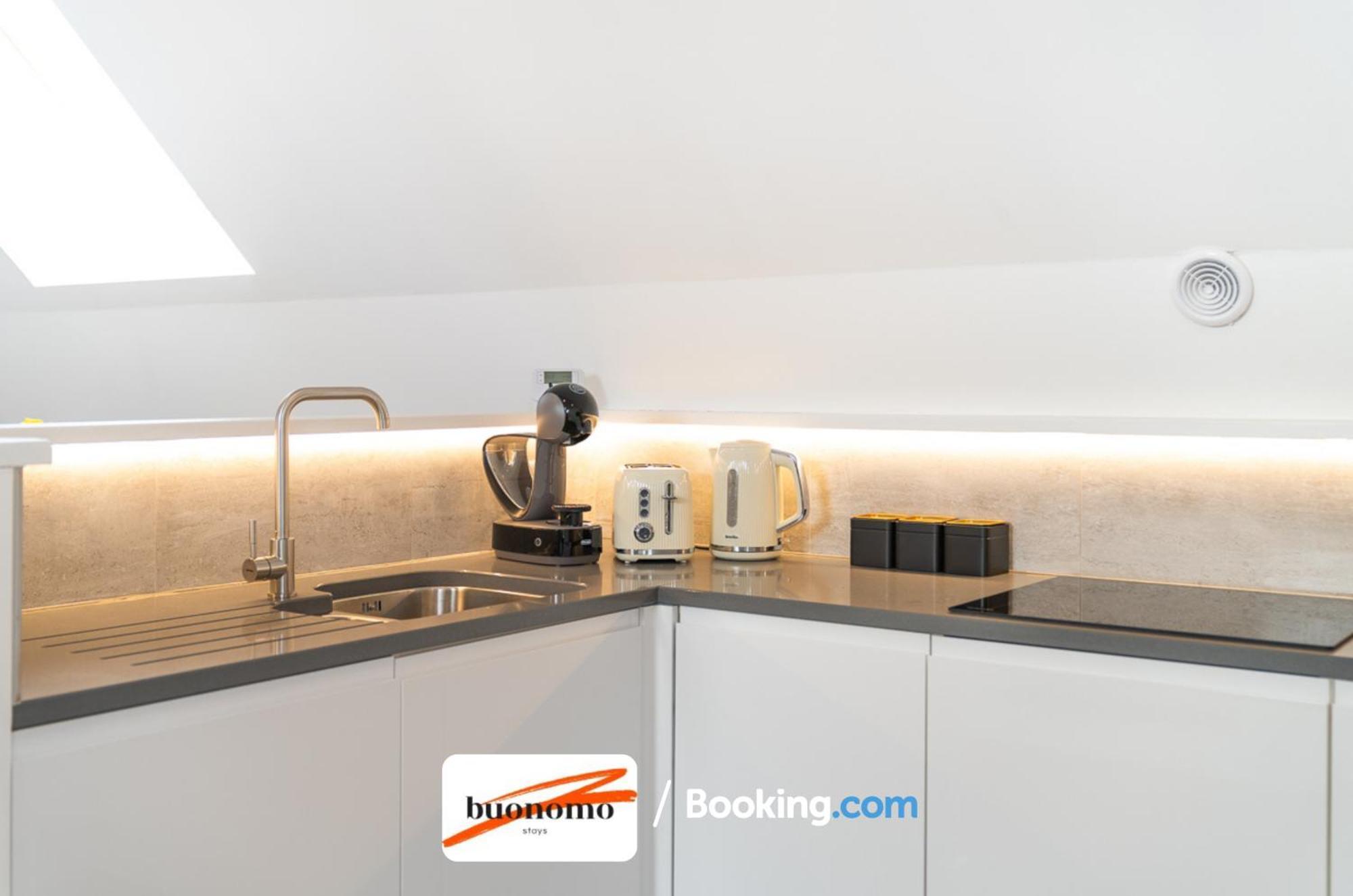 לונדון Two Bedroom Apartment At Buonomo Stays Short Lets & Serviced Accommodation מראה חיצוני תמונה