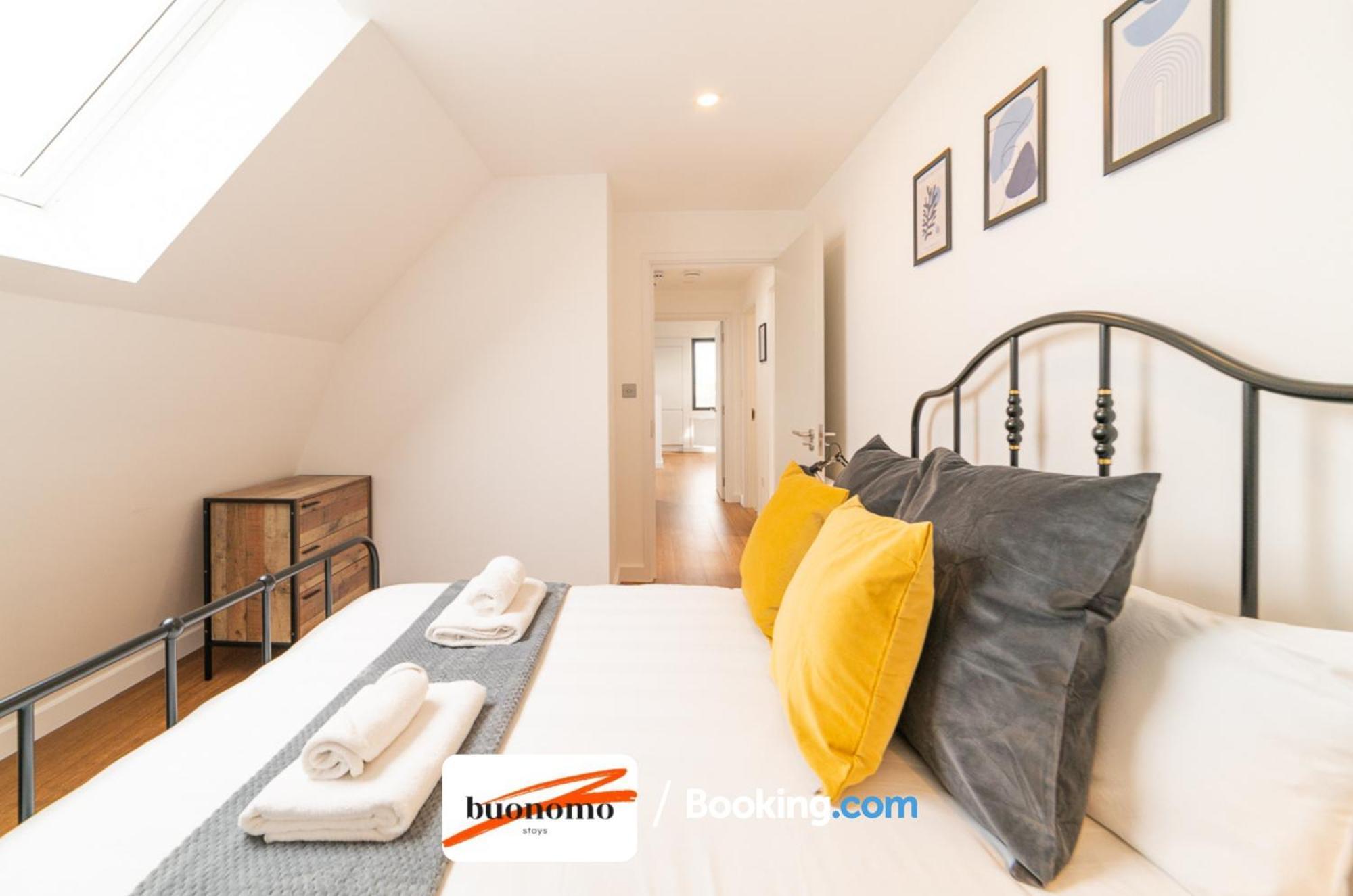 לונדון Two Bedroom Apartment At Buonomo Stays Short Lets & Serviced Accommodation מראה חיצוני תמונה