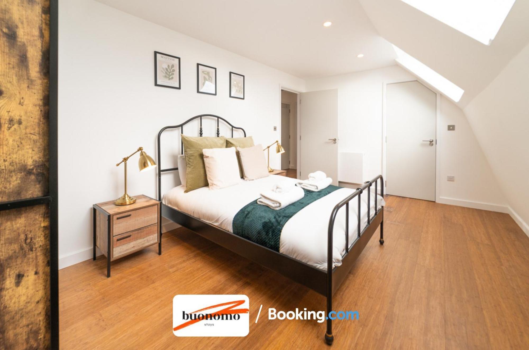 לונדון Two Bedroom Apartment At Buonomo Stays Short Lets & Serviced Accommodation מראה חיצוני תמונה