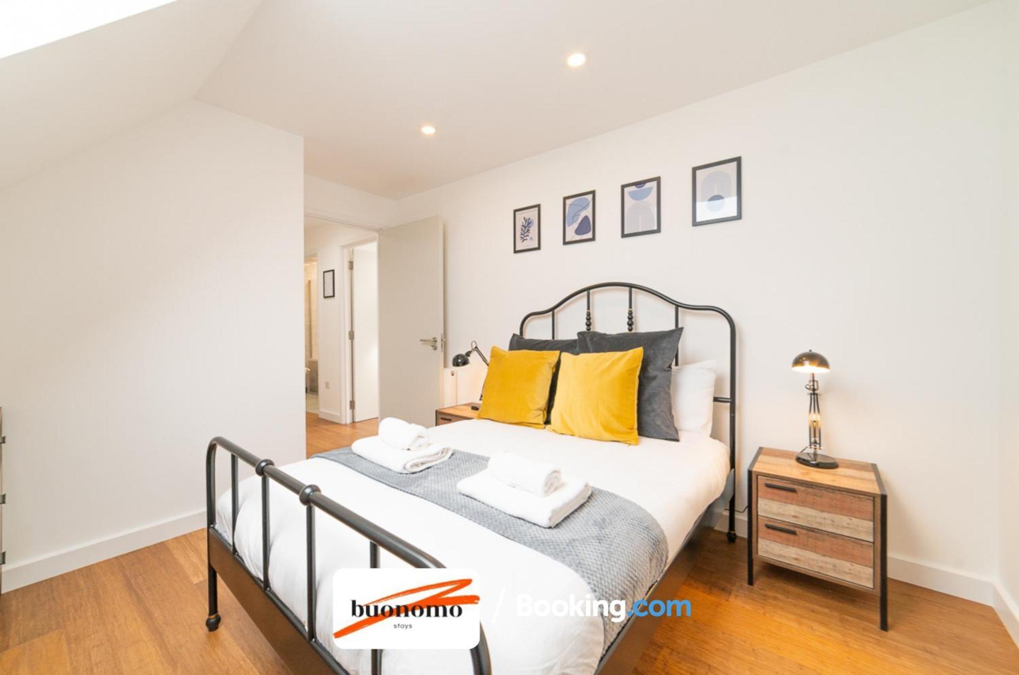לונדון Two Bedroom Apartment At Buonomo Stays Short Lets & Serviced Accommodation מראה חיצוני תמונה